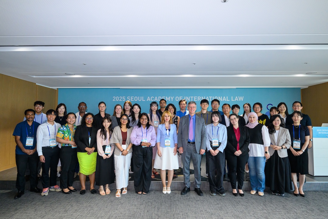 Professor Murphy with the participants of the 2025 Seoul Academy of International Law.