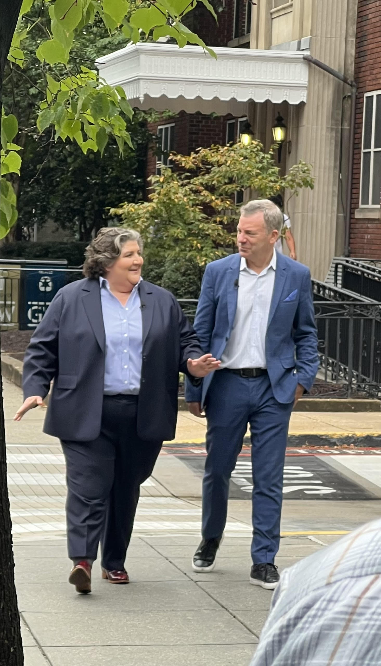 Renee Gentry walks on the GW Law campus with CBS 60 Minutes host Jon Wertheim.