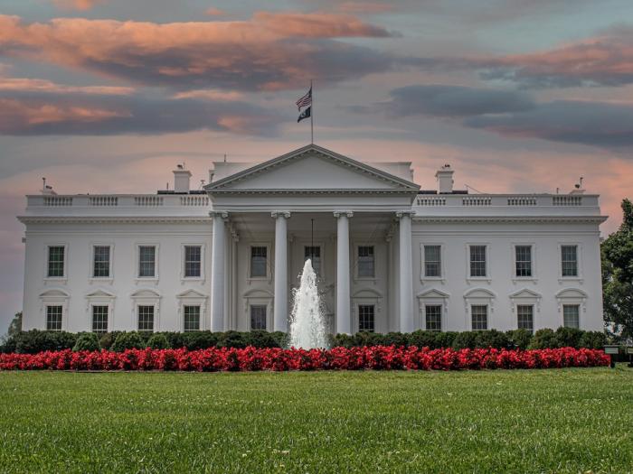 A picture of the White House at sunrise