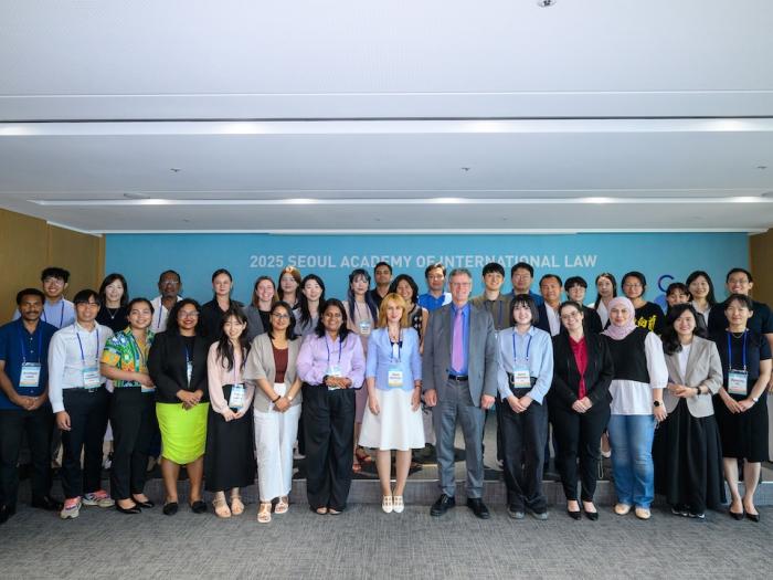 Professor Murphy with the participants of the 2025 Seoul Academy of International Law.